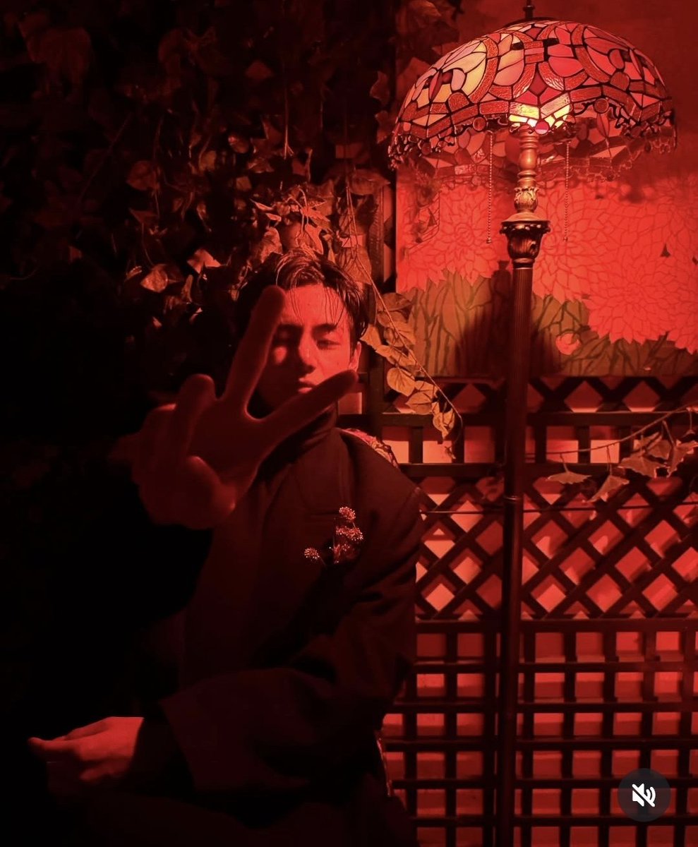 korekoyajoon's tweet image. Taehyung you are indeed a beautiful man but I need to know more about That Lamp