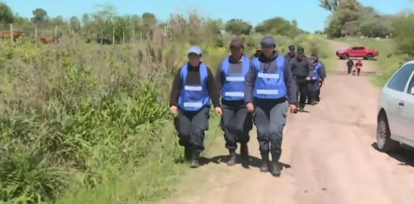 ClaudiFerreira_'s tweet photo. Entre Rios. Muy triste. Otro femicidio.

Apareció muerta Daiana Magalí Mendieta... Encontraron su cuerpo dentro de un aljibe. 

Y voy a ser muy dura y no me importa... Sigan jodiendo con los payasadas de Milei olvidándose de la gente. Sigan, después no quiero escucharlos quejarse de todo esto. 

Cómo siempre, impecable trabajo de mi amiga @MarielaLopezB ❤️