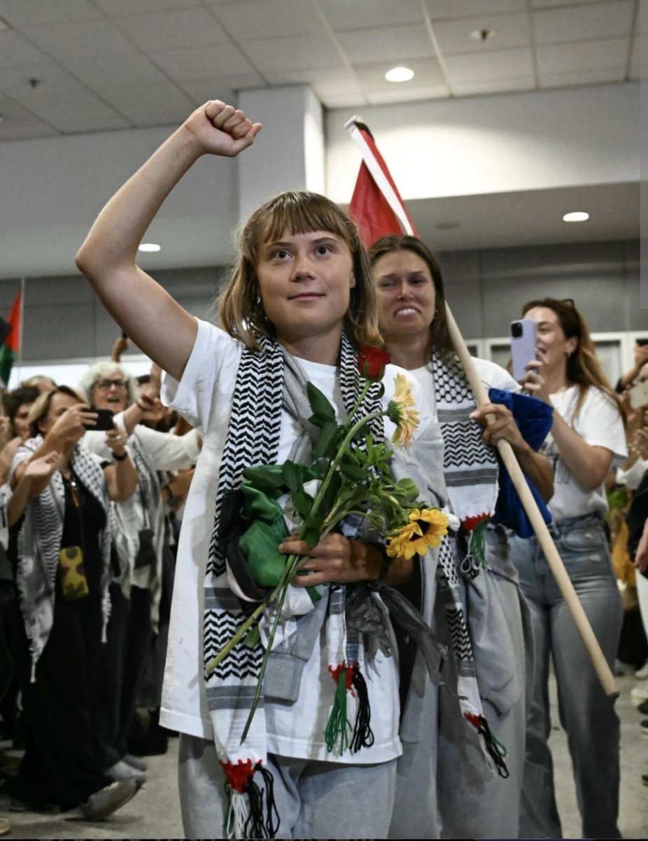 همونقدری که از آمنه‌سادات جاکش بدم میاد از این قرمساق هم متنفرم،
قیافه‌ش رو میبینم دلم می‌خواد با سگک کمربند بیوفتم دنبالش.