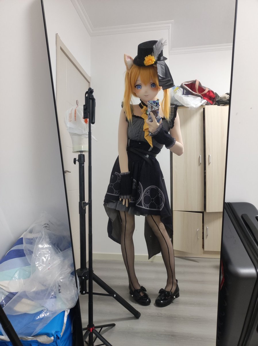 老妈:你能不能把你那女孩子头像换掉，别人不知道上来一看以为你是女孩子呢

我:不光头像是女孩子，有时候也会变成女孩子～
#kigurumi #着ぐるみ #ブルーアーカイブ一  #伊落マリー
