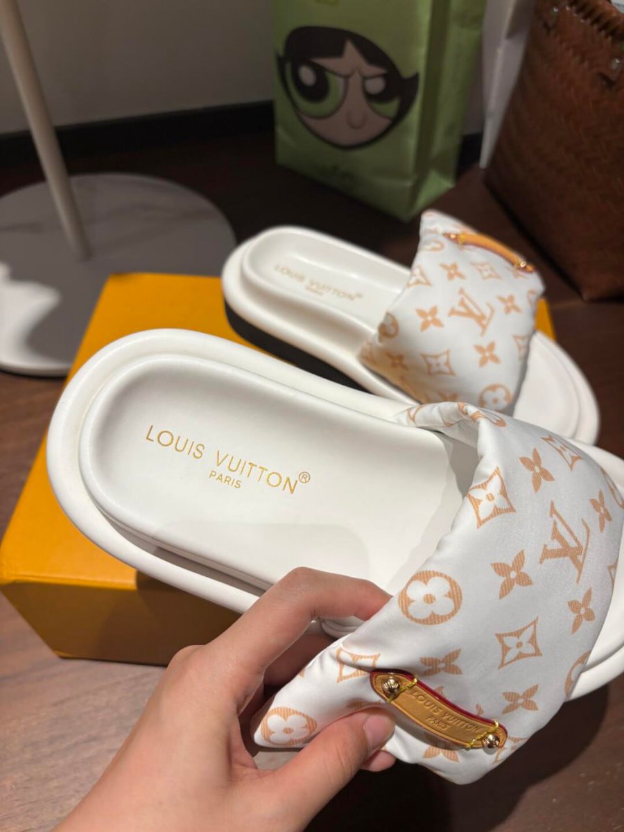 Jamal50433742's tweet image. Lounging in style with my favorite slides! 😍
#SlideIntoStyle #FashionGoals