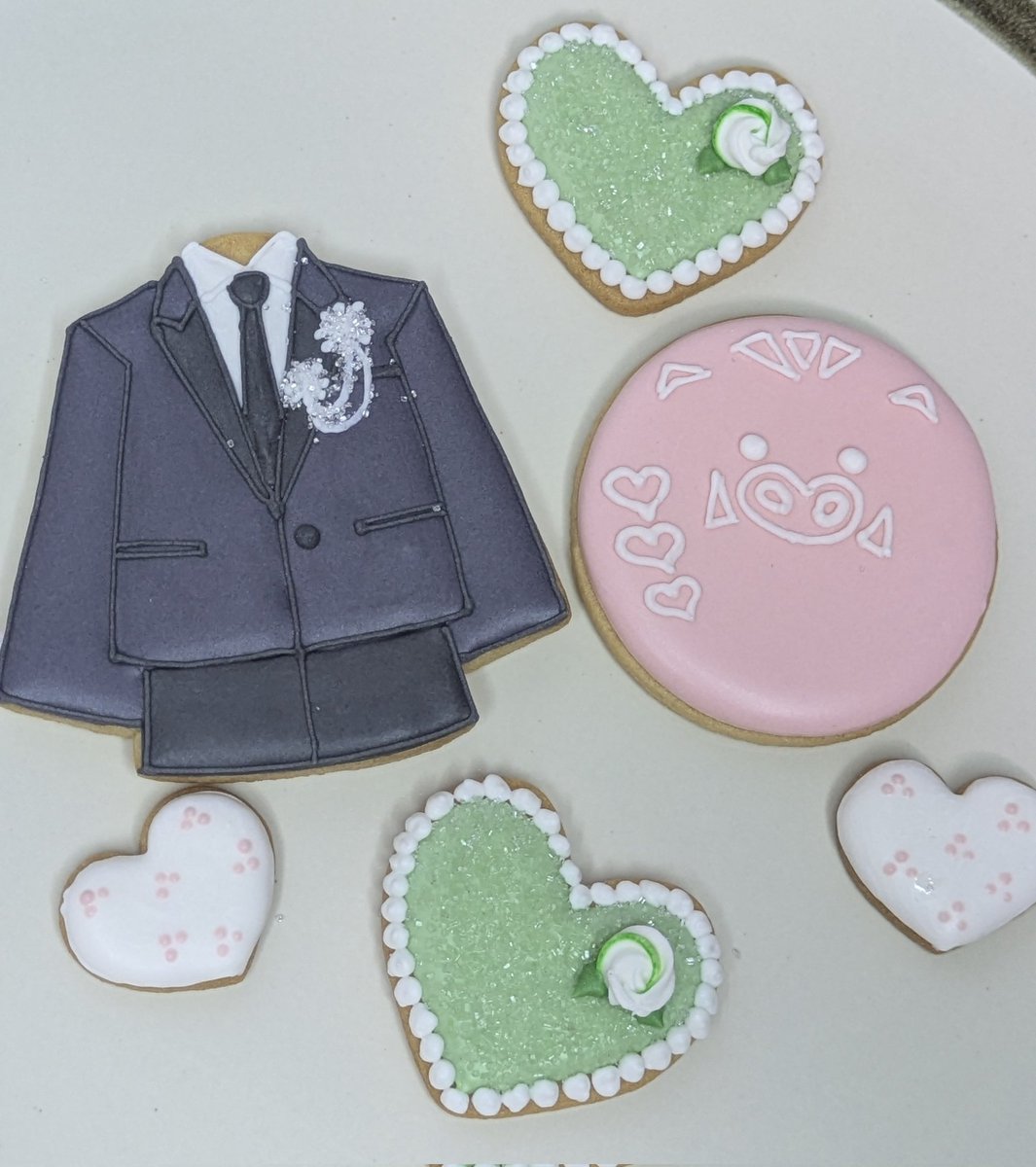 amihidaken's tweet image. *\ ℍ𝔸ℙℙ𝕐 𝔹𝕀ℝ𝕋ℍ𝔻𝔸𝕐🧁𝕂𝔼ℕ𝕋𝔸 /*
#猪塚健太 くんお誕生日おめでとうございます🎂♥健太くんの活躍が私の毎日のエネルギーです⚡39歳も素晴らしい1年になりますように!
ハンサムのビジュアル撮影の衣装をイメージしたクッキーとチョコミントケーキでお祝い🧁✨️
#猪塚健太誕生祭