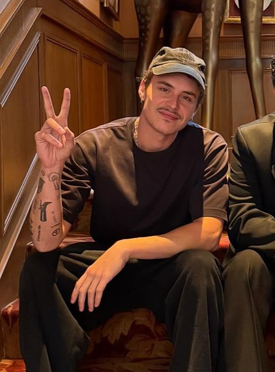 aronpiperbrasil's tweet image. Arón Piper esses dias em Paris, França.