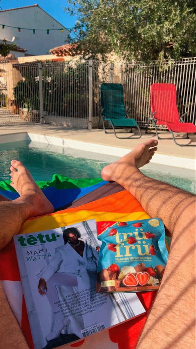 Le soleil, la piscine, les #TrüFrü 🍓😋 
Quoi de mieux pour découvrir le nouveau <a href="/TETUmag/">têtu·</a> 🥰🥰🥰 #Têtumag