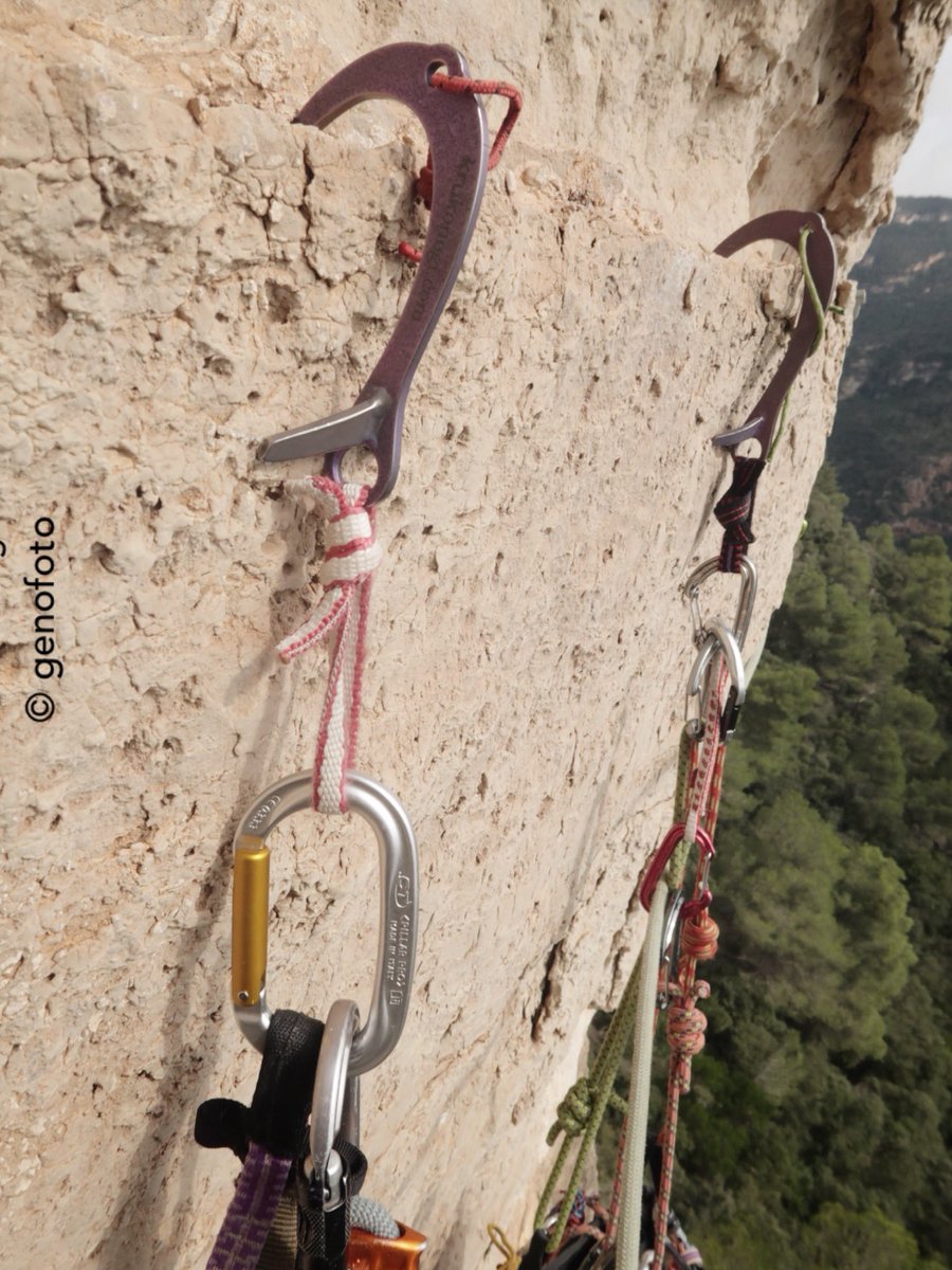 Moments interessants. 
Interresting moments. 

#soloaidclimbing #muntanyesdeprades 
#firstascent
