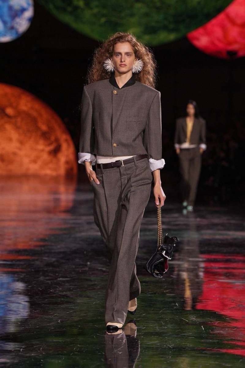 🗣️Mathieu Blasi presented his first collection for Chanel🫶
🗣️The collection was in the spirit of the fashion house, but more modern. It was also announced that Nicole Kidman will once again be the face of Chanel.👏👏