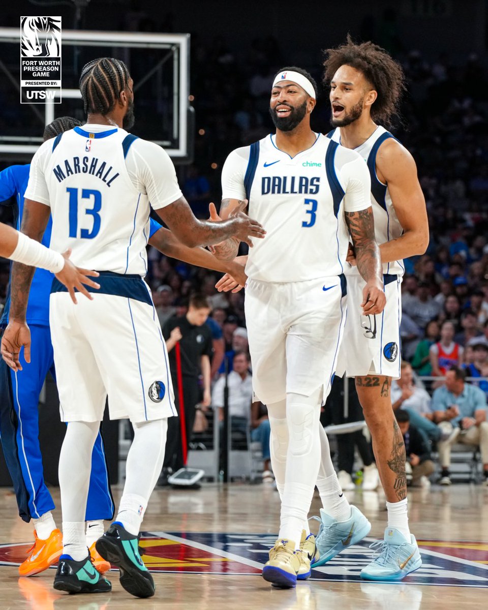 dallasmavs's tweet image. First time on the court with the crew 🤝

@utswmedcenter  // #MFFL