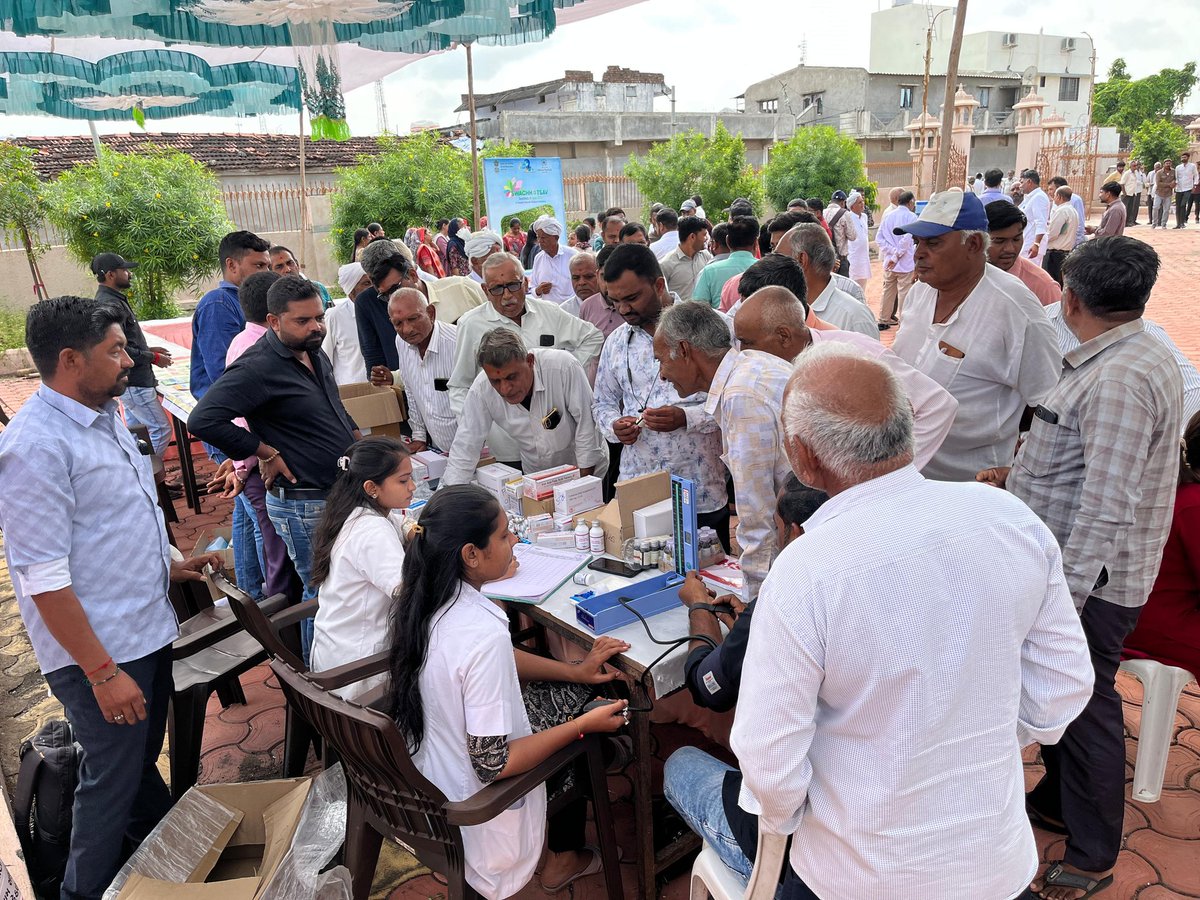 cdho_botad's tweet image. આજરોજ બોટાદ જિલ્લાના જાળીલા ગામ ખાતે વિકાસ સપ્તાહ કાર્યક્રમ અંતર્ગત ગ્રામજનો દ્વારા ભારત વિકાસ પ્રતિજ્ઞા લીધેલ તેમજ PHC જાળીલાના આરોગ્ય સ્ટાફ દ્વારા લાભાર્થીને જરૂરી દવાઓનું વિતરણ કરવામાં આવેલ. @phcjalila @InfoBotadGoG @AAMchandarvaRN
