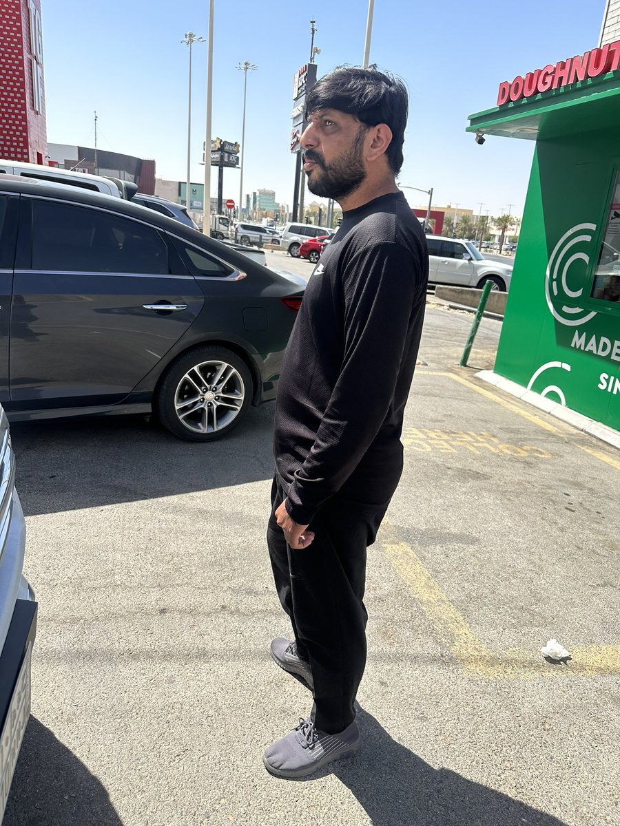 HiW8448's tweet photo. انتبهو تستقبلون مندوب من كيتا او هنقرستيشن شغال في الشرق حي الحمراء و القدس اكثر شي هذا شكله وتراه مب نظامي ولا معه لوحة اتمنى اللي يلقاه يبلغ عليه مسوي حادث ومنحاش https://t.co/fedPBe81gK