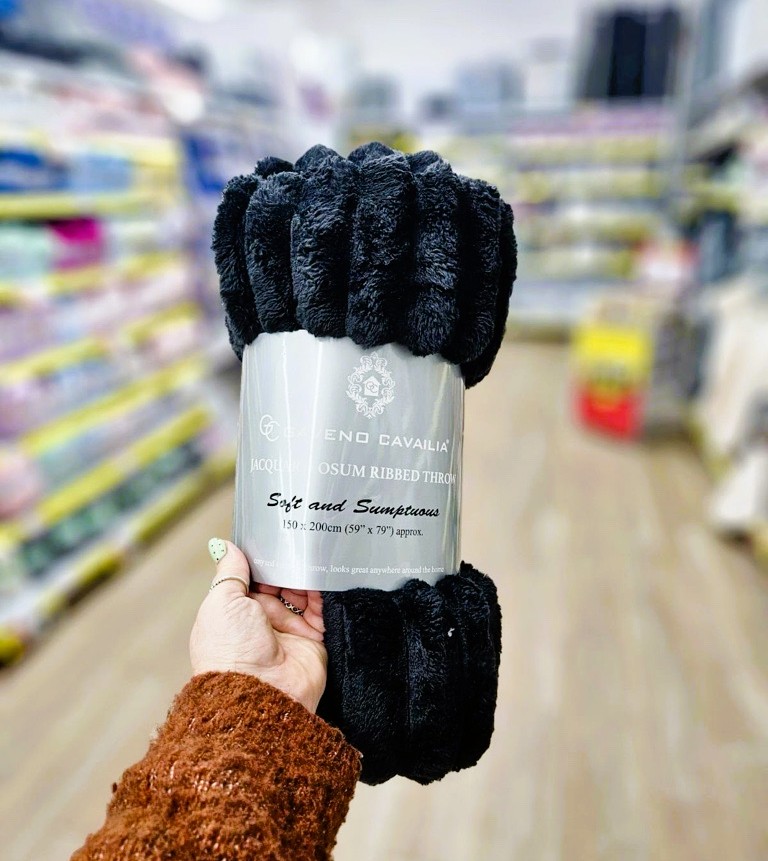 Poundstretcher1's tweet image. Snuggle up in style under one of our NEW soft &amp;amp; sumptuous Jumbo Ribbed Throws 😍

🛒 Available in selected stores 
🎨 Various colours available
📏 150 x 200cm
💰 Only £12.99 each

#cosyseason #snuggletime #newinstore #poundstretcher #ribbedthrows