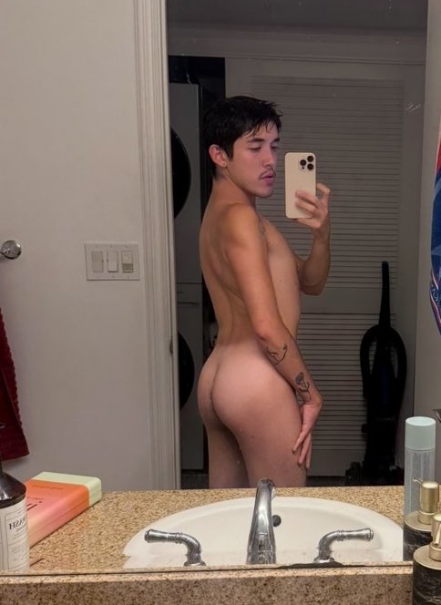 Post shower mirror selfie 🍑