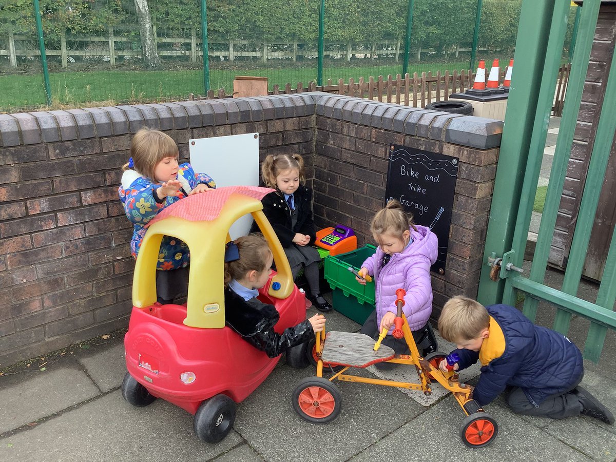 Having fun in outdoor play 🎨🔧