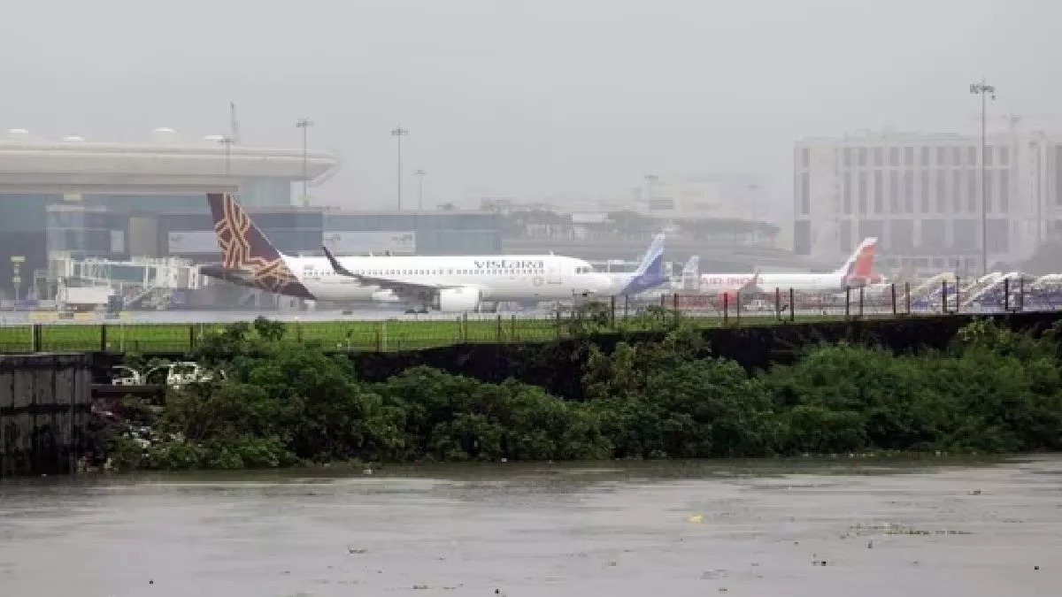 Avadhexpre49119's tweet image. 🌧️✈️ दिल्ली एयरपोर्ट पर बारिश का असर!
⚠️ 70-80% उड़ानें हुईं देरी से
🔁 14 फ्लाइट्स को किया गया डायवर्ट — लखनऊ, चंडीगढ़ और जयपुर की ओर
🕒 औसतन आगमन में 30 मिनट और प्रस्थान में 40 मिनट की देरी
📍 IGI एयरपोर्ट, दिल्ली
#DelhiRains #FlightDelay #DelhiAirport #WeatherUpdate…