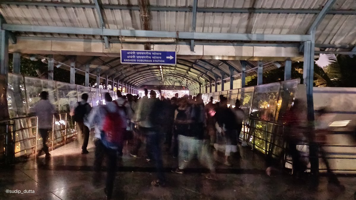 sudiptwitsnow's tweet photo. Andheri station to Andheri ghatkopar metro connector passage - safety at its peak. It's 8:30 pm and there is no power in the connector passage. 
@MumbaiMetro01 #MumbaiMetro #mumbailocal 
Chk out @aajtak @BBCHindi @ndtv https://t.co/8HMJqzPQvw