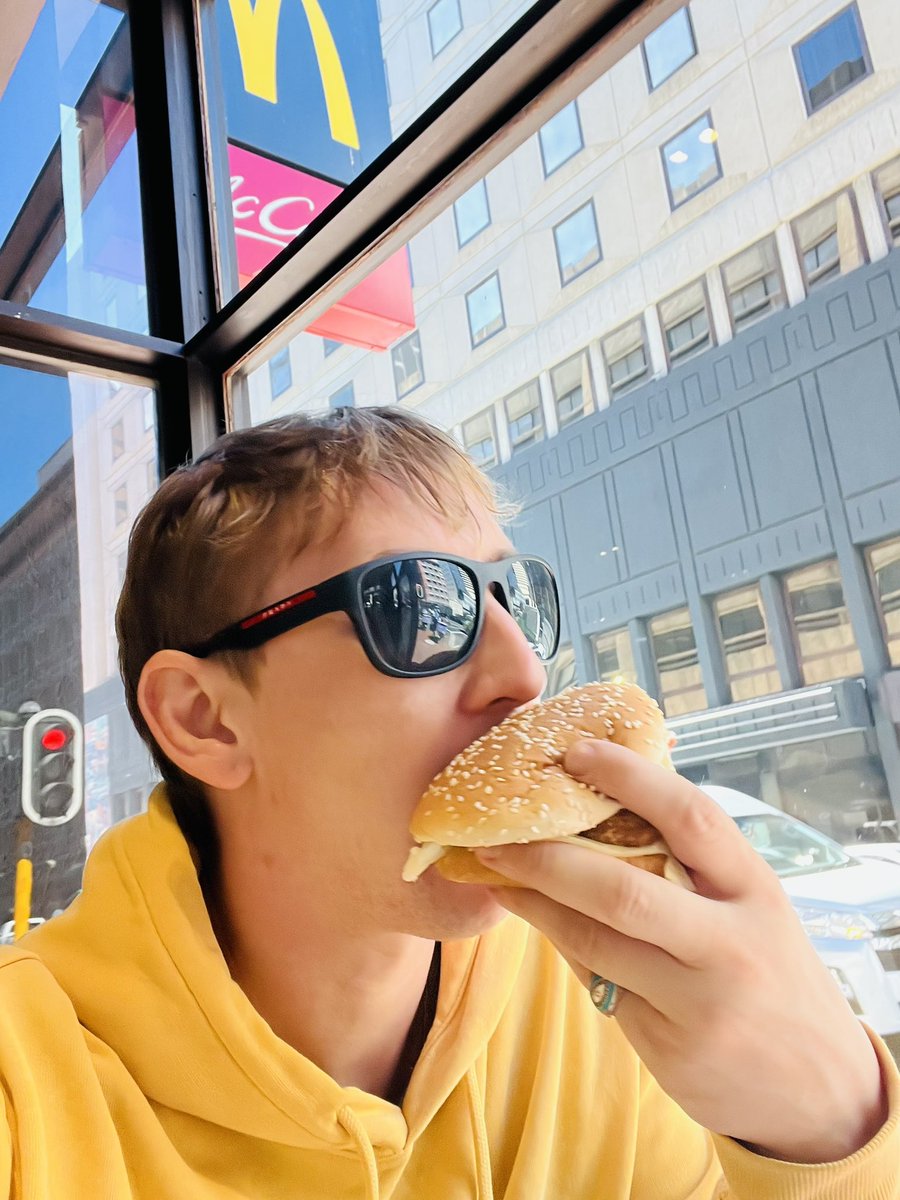 🇿🇦Cape Town City Center ✨
Sometimes happiness isn't a sunset by the ocean, but just a Big Tasty with chicken, unusual fries, and a cold water at my favorite McDonald's 🍔🍟💦
That's my evening snack—simple, delicious, and just right for my mood 💛