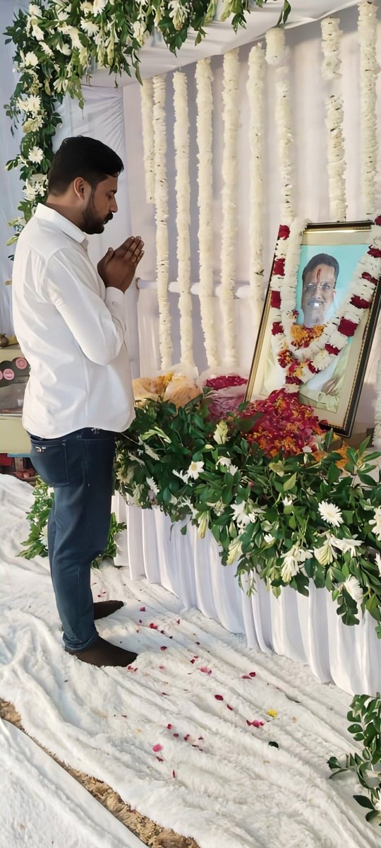 DishantShukla5's tweet photo. 🙏 श्रद्धांजलि 🙏
रेल मंत्रालय के #श्री_निर्भय_सिंह जी के पूज्य बड़े भाई एवं #भारतीय_जनता_पार्टी_किसान_मोर्चा_बलिया के पदाधिकारी स्वर्गीय #अशोक_सिंह जी की #तेरहवीं पर #लखनऊ स्थित उनके निवास पर जाकर #श्रद्धांजलि अर्पित की।
ईश्वर दिवंगत आत्मा को शांति एवं परिवार को शक्ति प्रदान करे https://t.co/skGFPCUoLB