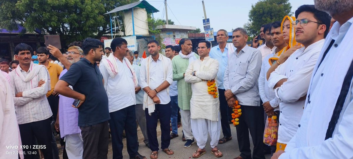 मेरे निर्वाचन क्षेत्र #थानागाजी के ग्राम दुब्बी (राजगढ़) के वीर सपूत श्री सुनील कुमार मीणा जी के दु:खद निधन से हृदय व्यथित हैं ।
आज उनकी अन्तिम यात्रा में शामिल होकर पुष्पांजलि अर्पित की ।
भारत माँ को ऐसे सपूतों पर हमेशा गर्व हैं । 🇮🇳
<a href="/DMDCAlwar/">Alwar District Collector & Magistrate</a>