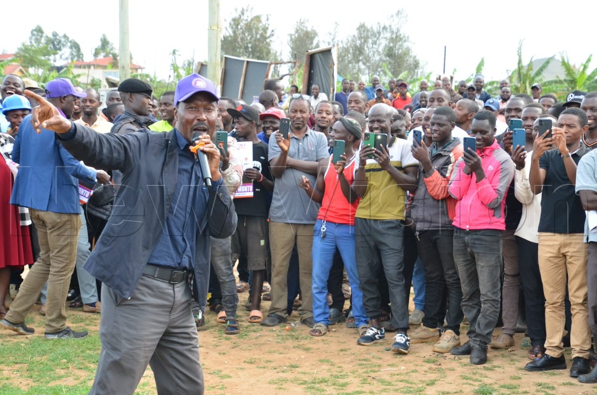 🇺🇬🗳️ #ANT | #UgandaDecides2026

"Don't mistreat Ugandans just because you're in power. To those from Bushenyi, I hope you remember Rurangaranga. When the UPC government collapsed, people descended on his house, banana, and coffee plantations, destroying everything," Muntu warned