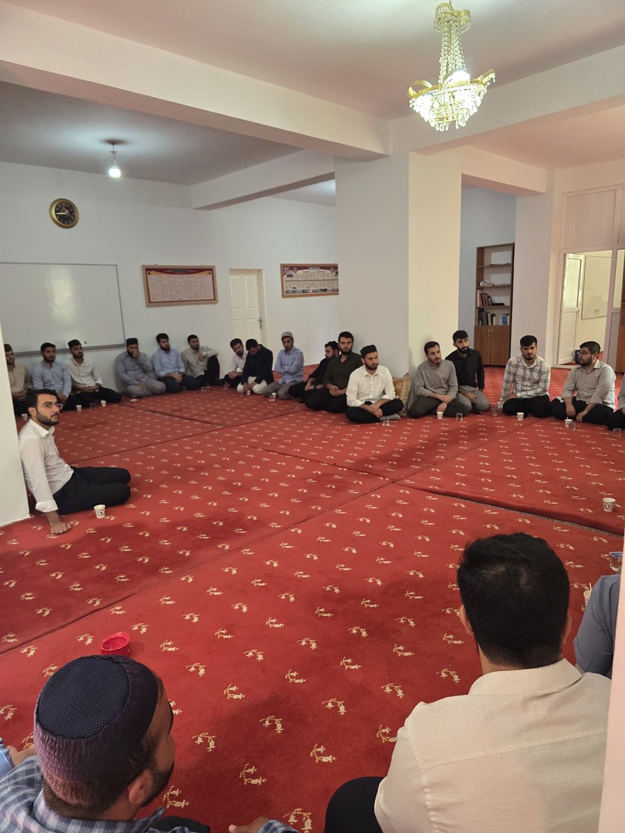 Mezunlarımızla bir araya gelip hasbihal ettik. Medresede yıllarını ilme adayan bu kıymetli kardeşlerimizle, sahip oldukları ilimle ümmete hizmet etme sorumluluğu üzerine konuştuk.

Rabbim, ilimlerini bereketli kılsın; onları faydalı âlimler zümresine dâhil eylesin.