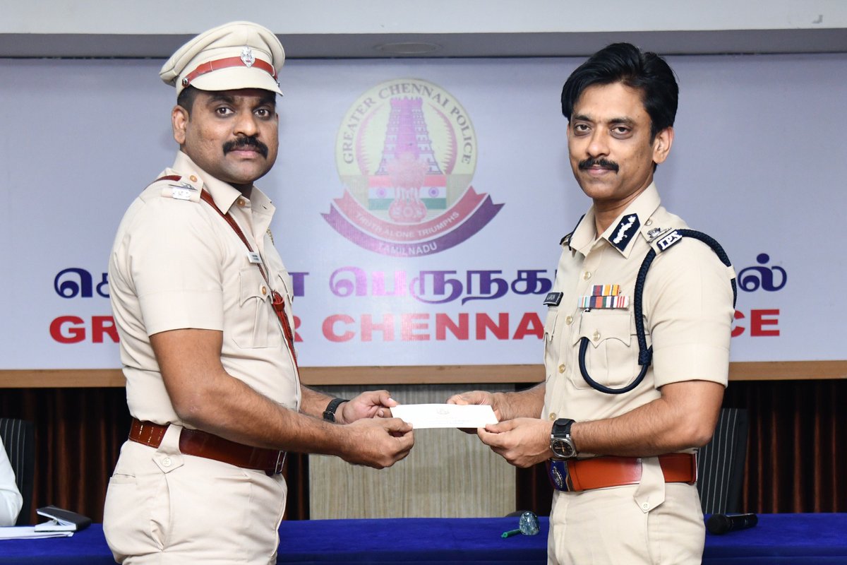 chennaipolice_'s tweet image. 👏🏻 போதைப் பொருள் தடுப்பு நடவடிக்கையில் 3 நபர்களை கைது செய்து, 50 கிலோ கஞ்சா பறிமுதல் செய்த அடையார் மதுவிலக்கு அமலாக்கப்பிரிவு காவல் அதிகாரிகள் மற்றும் குழுவினரை சென்னை பெருநகர காவல் ஆணையாளர் வெகுமதி வழங்கி பாராட்டினார்.

#DrugFreeChennai #GCPFightsDrugs #ChennaiPolice…