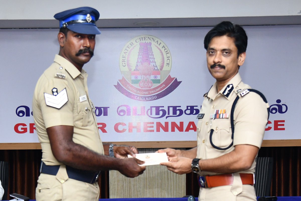 chennaipolice_'s tweet image. 👏🏻 போதைப் பொருள் தடுப்பு நடவடிக்கையில் 3 நபர்களை கைது செய்து, 50 கிலோ கஞ்சா பறிமுதல் செய்த அடையார் மதுவிலக்கு அமலாக்கப்பிரிவு காவல் அதிகாரிகள் மற்றும் குழுவினரை சென்னை பெருநகர காவல் ஆணையாளர் வெகுமதி வழங்கி பாராட்டினார்.

#DrugFreeChennai #GCPFightsDrugs #ChennaiPolice…