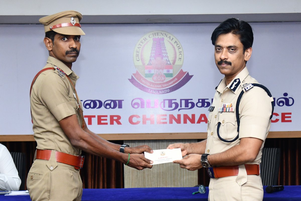 chennaipolice_'s tweet image. 👏🏻 போதைப் பொருள் தடுப்பு நடவடிக்கையில் 3 நபர்களை கைது செய்து, 50 கிலோ கஞ்சா பறிமுதல் செய்த அடையார் மதுவிலக்கு அமலாக்கப்பிரிவு காவல் அதிகாரிகள் மற்றும் குழுவினரை சென்னை பெருநகர காவல் ஆணையாளர் வெகுமதி வழங்கி பாராட்டினார்.

#DrugFreeChennai #GCPFightsDrugs #ChennaiPolice…