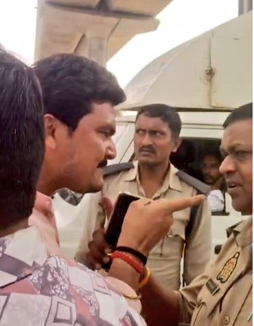 #कानपुर:

BJP नेता धीरेंद्र सिंह सेंगर की दबंगई, होमगार्ड द्वारा रोकने पर भड़के धीरेंद्र सेंगर, बीच सड़क पर होमगार्ड से की बदतमीजी, होमगार्ड के साथ जमकर गाली गलौच किया, धीरेन्द्र सिंह सेंगर का वीडियो हुआ वायरल, कल्याणपुर मेट्रो स्टेशन के पास का मामला।
#TheTelecast