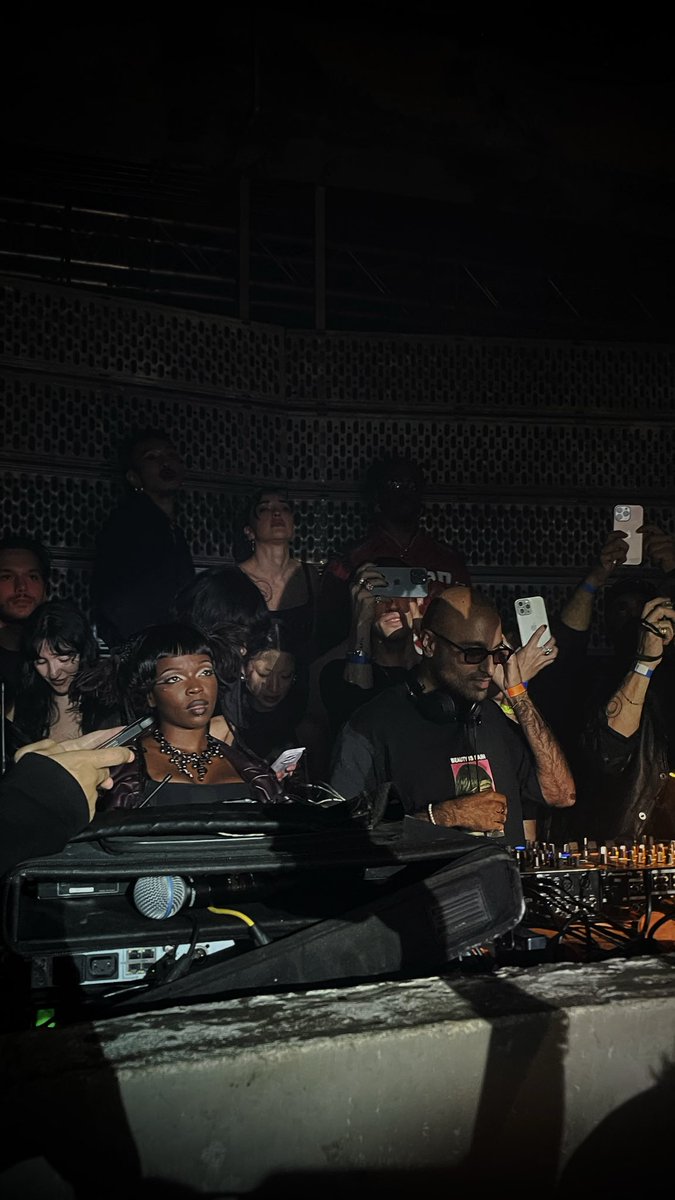 aoucz's tweet photo. FKA twigs _ Afterglow party https://t.co/7mRh0kpoBt