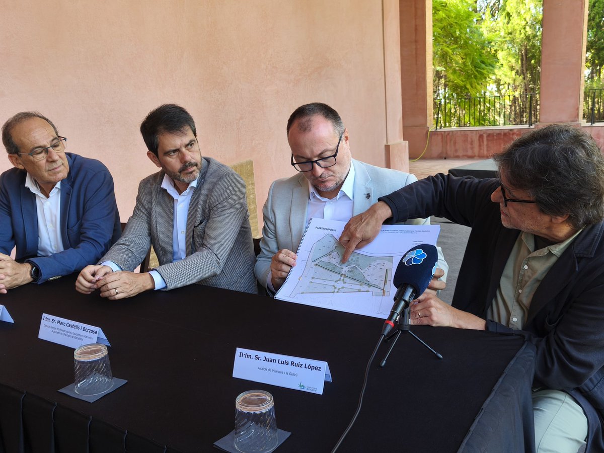 🏛️🌳 El Servei de Patrimoni Arquitectònic Local (SPAL) de la <a href="/diba/">Diputació de Barcelona</a> ha fet entrega avui a l'ajuntament #VNG i el <a href="/CCGarraf/">Consell Comarcal del Garraf</a> del projecte d'actuacions que millorarà el jardí dels xiprers i el bosc dels oms de la <a href="/MasiaCabanyes/">Masia d'en Cabanyes</a>