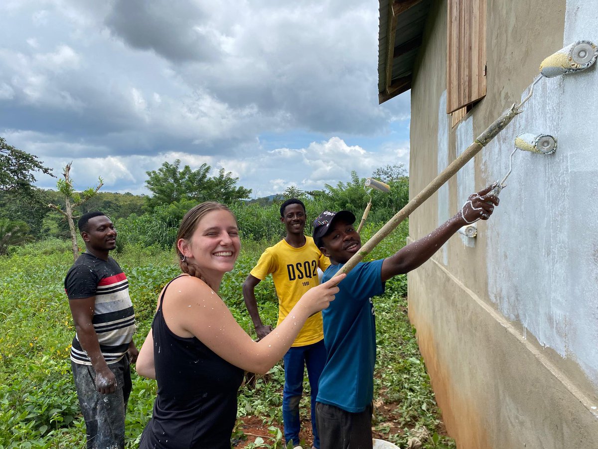 La 1ere semaine du #campchantier 🇹🇬🇧🇪a été riches en apprentissage et en partage.#Travauxdeconstruction, Échanges sur le genre et Ateliers artistiques et culinaires, les volontaires ont vécu des moments forts de solidarité et de convivialité. <a href="/AlafiaJeunes/">Alafia Jeunes</a> @asmaeasbl <a href="/OngAlafia/">ONG ALAFIA</a>