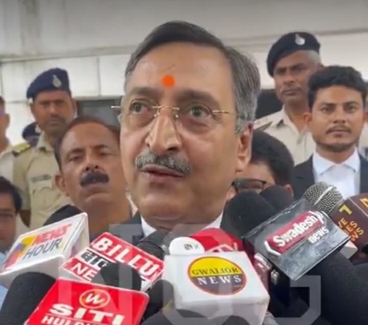 KraantiKumar's tweet image. इनका नाम अनिल मिश्रा है. ये आदमी मध्यप्रदेश हाई कोर्ट बार एसोसिएशन का भूतपूर्व प्रेसिडेंट है.

अनिल मिश्रा का कहना है डॉ बाबा साहेब अंबेडकर ने अंग्रेजों की दलाली की. इस आदमी का दूसरा मनगढंत आरोप है की

संविधान निर्माता डॉ बाबा साहेब अंबेडकर नही, बल्कि कोई बीएन राव है.

इस आदमी पर…