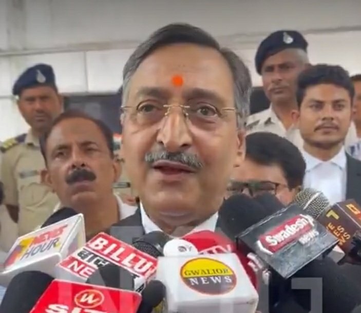 इनका नाम अनिल मिश्रा है. ये आदमी मध्यप्रदेश हाई कोर्ट बार एसोसिएशन का भूतपूर्व प्रेसिडेंट है.

अनिल मिश्रा का कहना है डॉ बाबा साहेब अंबेडकर ने अंग्रेजों की दलाली की. इस आदमी का दूसरा मनगढंत आरोप है की

संविधान निर्माता डॉ बाबा साहेब अंबेडकर नही, बल्कि कोई बीएन राव है.

इस आदमी पर