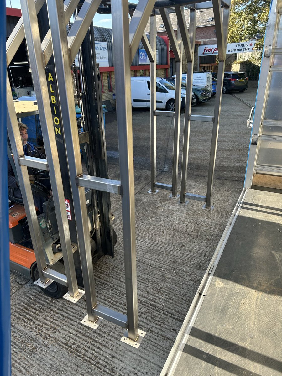 scott2gocourier's tweet image. Delighted to carry out a first job for a new customer based in #Cranleigh today 😃

Collected yesterday, these bespoke 2m high steel frames &amp;amp; accessories were delivered here this afternoon ahead of a new warehouse refurbishment #newcustomer #Merseyside