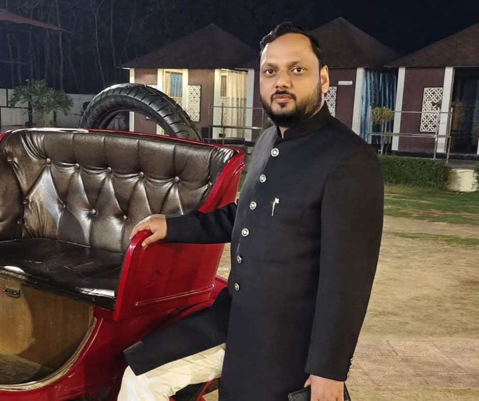 बाराबंकी के सपा जिला अध्यक्ष हफीज अयाज और उनके सहयोगी ताज बाबा राईन सहित 4 अज्ञात के खिलाफ बाराबंकी पुलिस ने डकैती और लूट की धाराओं में मुकदमा दर्ज किया, बाराबंकी की नवीन मंडी में साल 2014 में नदीम और मो अयाज ने मौसमी फलों की दुकान B - 10 आवंटित कराई थी, धंधे में घाटा होने होने