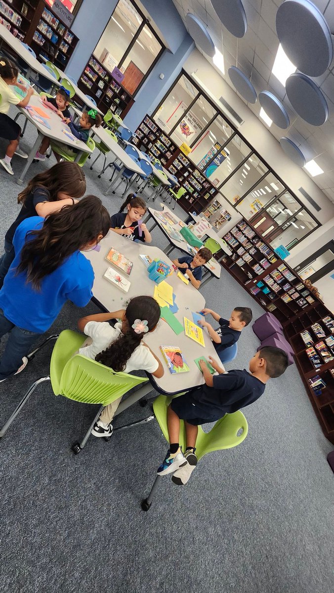 NANCYGARCIAVIL3's tweet image. Celebrating HispanicHeritage! Making paper cut banners. @HicksTigers @HicksLibrary 
¡Celebrando el mes de la Hispanidad! Haciendo papel picado.