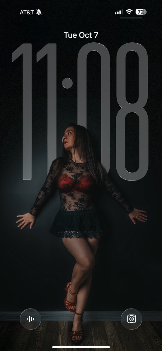 The way these iPhone backgrounds auto-key to put the time behind your subject is so much fun to test and play around with. 

New wallpaper ⬇️