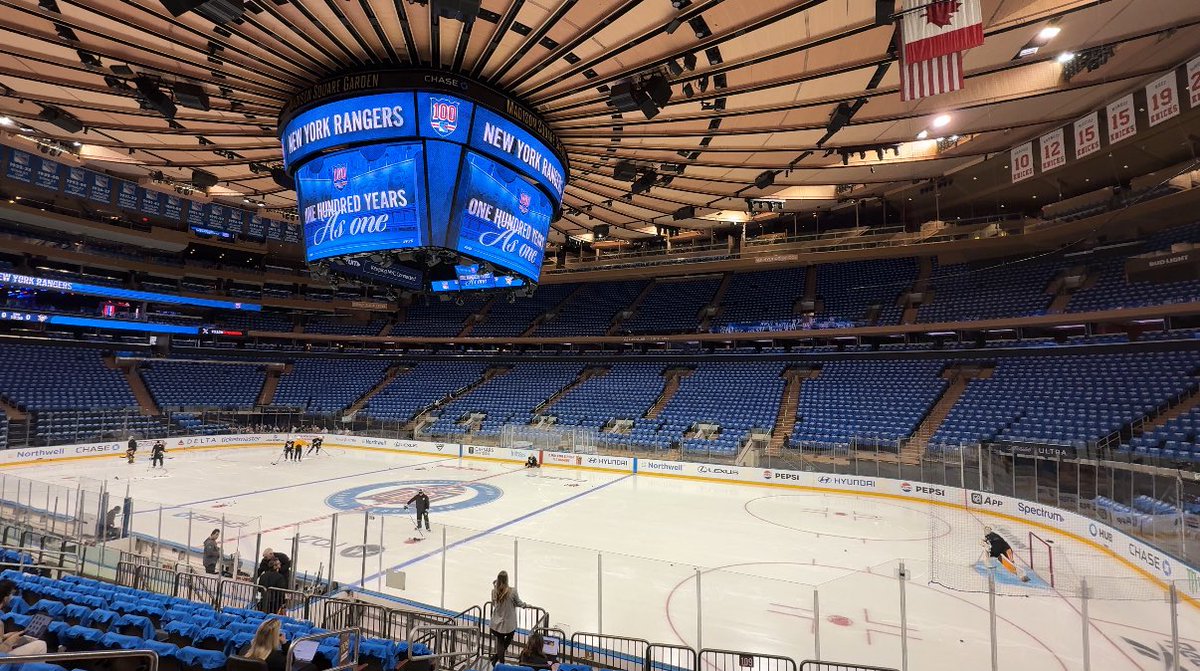 MollieeWalkerr's tweet photo. MSG is ready for #NYR Opening Night! https://t.co/9UsbGAsipS