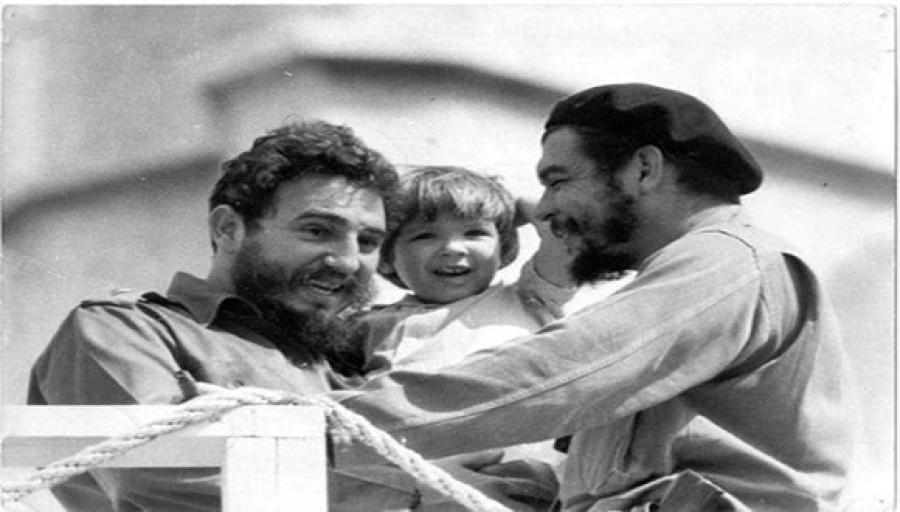 leonormg73's tweet photo. #Fidel sobre el #Ché : “Uno de los más familiares, uno de los más admirados, uno de los más queridos y, sin duda alguna, el más extraordinario de nuestros compañeros de revolución”.(Fidel, octubre de 1967)
#100AñosConFidel #FidelyChe #CubaViveEnSuHistoria https://t.co/LdAbAUUPv6
