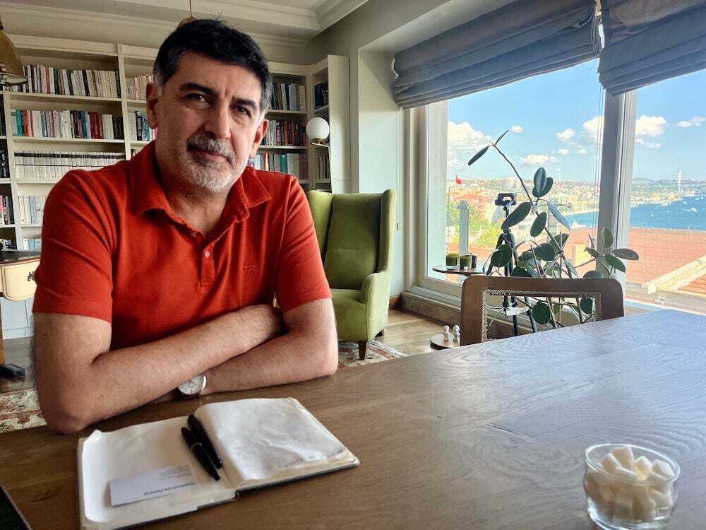 Türkei: Die Freiheit ist noch da, sie ist nur umgezogen
ift.tt/6Sy4mb7
#SZ #Politik #GRBsB #Trump #USA

Reporterinnen und TV-Moderatoren erleben in ihrem Land seit Langem, was in Trumps Amerika droht: Ihre Arbeit wird immer schwieriger. Doch sie haben eine Alternative …