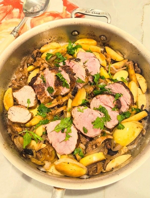 genabellrecipes's tweet image. Seared Pork Tenderloin with Wild Mushrooms and Apples - one pan using fall ingredients. 

genabell.com/seared-pork-te…

#fallfood #onepanmeal #porktenderloin #genabellrecipes