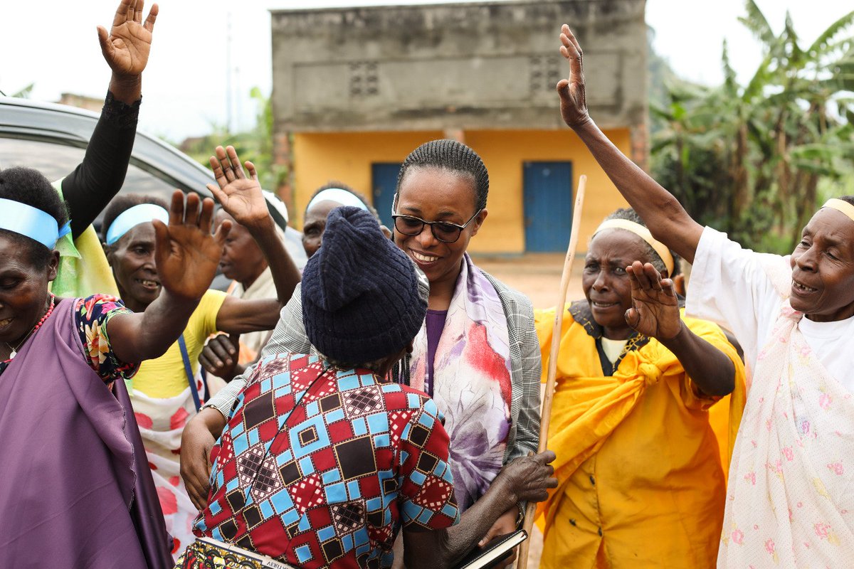 GakenkeDistrict's tweet photo. Abageze mu zabukuru bo mu Karere ka #Gakenke bagaragaje ko akabando k'iminsi baciye hakiri kare binyuze mu kwizigamira, kudasesagura no kujyana abana mu mashuri, uyu munsi bibagoboka bikabarinda gusaza basabiriza. Baragira inama abakiri bato yo guteganyiriza amasaziro yabo. https://t.co/OdMSkSdeqF