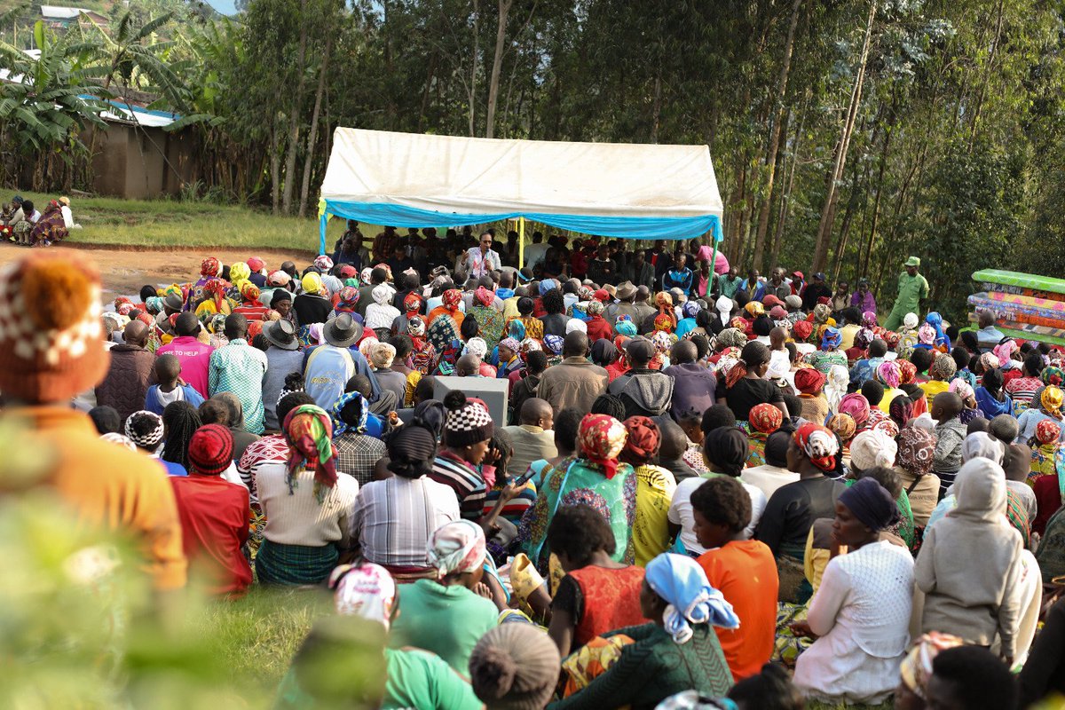 GakenkeDistrict's tweet photo. Abageze mu zabukuru bo mu Karere ka #Gakenke bagaragaje ko akabando k'iminsi baciye hakiri kare binyuze mu kwizigamira, kudasesagura no kujyana abana mu mashuri, uyu munsi bibagoboka bikabarinda gusaza basabiriza. Baragira inama abakiri bato yo guteganyiriza amasaziro yabo. https://t.co/OdMSkSdeqF