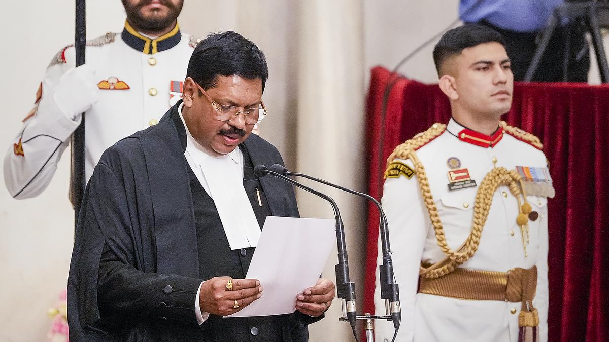 जातिवाद इतना चर्म पर है।कि देश के सर्वोच्च पद पर विराजमान सुप्रीम कोर्ट के मुख्य न्यायाधीश श्री बीआर गवाई जी उन पर जूता फेंका जाता है।जो देश के सर्वोच्च पद पर कार्यरत हैं।तो आम लोगों के साथ क्या हो रहा है।आप समझ सकते हैं।क्या इस देश दलित होना गुनाह है।<a href="/PMOIndia/">PMO India</a> <a href="/rashtrapatibhvn/">President of India</a>