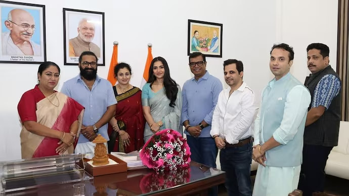 IndiaToday's tweet image. #Delhi CM #RekhaGupta recently met actor Rishab Shetty and the team of &apos;#KantaraChapter 1&apos; in New Delhi. She shared photos of their meeting on social media and praised the film for preserving the country&apos;s spiritual and cultural traditions

Read More: intdy.in/x32fv6