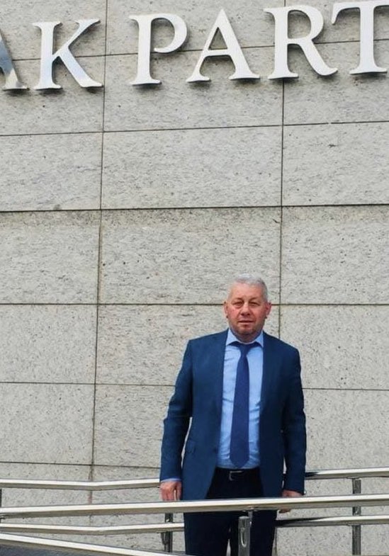 Vefatıyla hepimizi üzen Selami Öztürk kardeşimizi iyi tanıyan biri olarak şunu söyleyebilirim, o iyi bir insandı.
Kendi doğruları vardı, hep o doğruların peşinde bir hayat sürdü.
Ama hiçbir zaman dünya malının peşinde koşmadı.
Duruşundan taviz vermedi.
Şahidiz
Mekanı cennet olsun