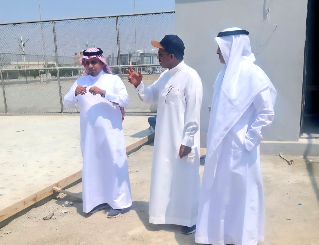 #صور ..|📷
إمتدادا للتوجيهات وتحقيقا للمصلحة العامة للإستفادة من المرافق الحكومية وإستثمارها بما يساهم في الإرتقاء  بالخدمات المقدمة للمحافظة.
 قام رئيس بلدية بيش بمتابعة أعمال الإنشاء لتشغيل عدد 3 ملاعب بادل وملعب كرة قدم،المزمع تشغيلها خلال الأيام القادمة من قبل شركة بيان الفجر