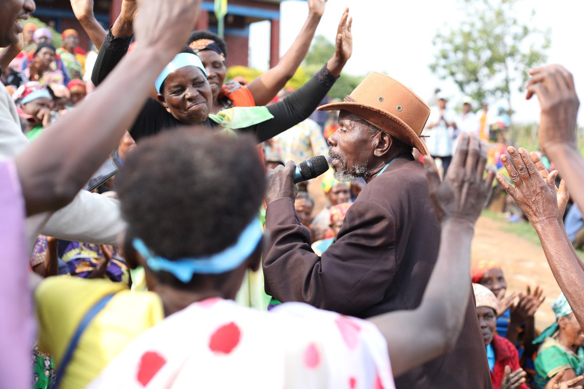 GakenkeDistrict's tweet photo. Abageze mu zabukuru bo mu Karere ka #Gakenke bagaragaje ko akabando k'iminsi baciye hakiri kare binyuze mu kwizigamira, kudasesagura no kujyana abana mu mashuri, uyu munsi bibagoboka bikabarinda gusaza basabiriza. Baragira inama abakiri bato yo guteganyiriza amasaziro yabo. https://t.co/OdMSkSdeqF