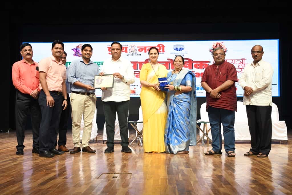 ShelarAshish's tweet image. पुण्यनगरी आयोजित पर्यावरण पूरक घरगुती गणेश सजावट स्पर्धा २०२५ आणि नवरात्री नवरंग नवसाज २०२५ या स्पर्धांचा पारितोषिक वितरण समारंभ उपस्थित राहून या दोन्ही स्पर्धांमध्ये विजेतांचा सन्मान केला.

या समारंभास भाजपा प्रदेश महिला मोर्चा अध्यक्षा आमदार चित्राताई वाघ, पुण्यनगरीचे  राजकीय…