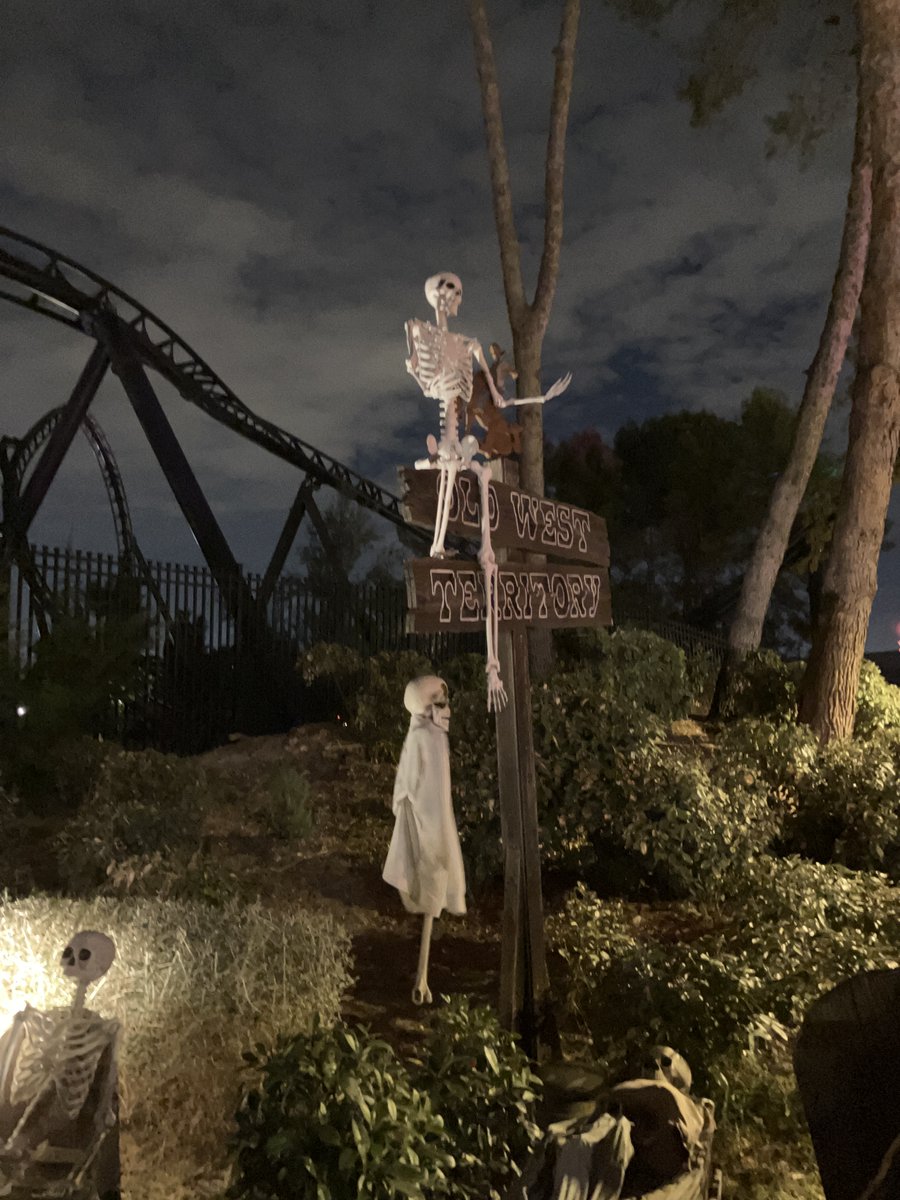 Halloween #ParqueWarner 2025 🎃 / Evento Presentación 🥡🎁😱🤳 // Bienvenidos a la crónica que nunca leerás en otro lugar sobre "aquella noche..."* 🌒
…aenladisneylandiadelamor.blogspot.com/2025/10/hallow…