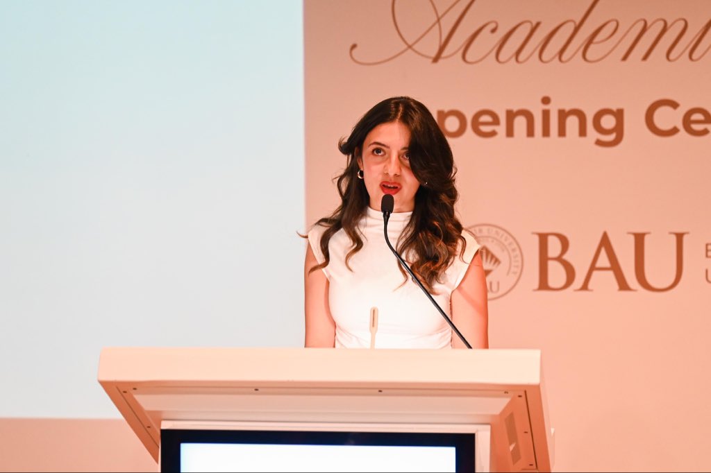 Bahçeşehir Üniversitesi'nin 2025-2026 Akademik Yılı'nı, büyük bir heyecanla açtık. Yola çıktığımız ilk gün olduğu gibi bugün de, geleceği inşa edecek gençlerimize ilham vermeye, dünyanın sorunlarına duyarlılık göstermeye devam edeceğiz.